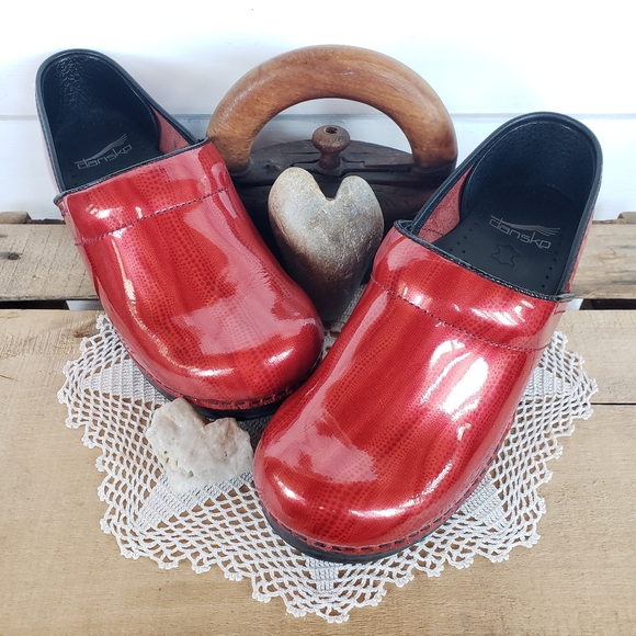 RED Dansko Pro Clogs Patent Leather Shiny Glossy Bright Festive Boho 37 42 - Picture 1 of 16